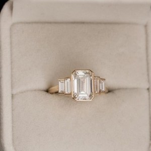 Anillo Moderno de Cinco Piedras con Diamante Corte Esmeralda de 1.50CT Cultivado en Laboratorio con Oro Amarillo de 14K, Regalo de Lujo para Propuesta de Matrimonio para Enamorados - Product Image 2