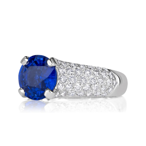 Anillo de Compromiso Clásico para Mujer en Oro de 18K con Zafiro y Banda Pavé con Diamantes de Corte Brillante Redondo - Product Image 3