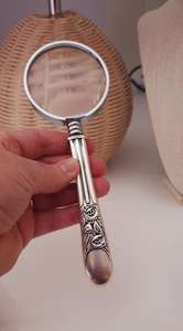 Loupe décorative vintage en métal plaqué argent style rococo victorien avec poignée, loupe antique - Product Image 3