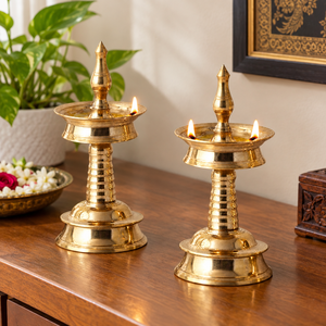Ensemble de lampes à huile Diya sur pied en laiton poli, artisanat métallique exquis, Samai Deepak traditionnel du Kerala pour les rituels religieux - Product Image 4