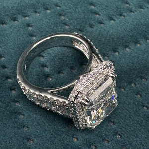 Magnifique bague en diamant radiant de 11,38 carats cultivé en laboratoire en or blanc 14 carats pour femmes - Product Image 3