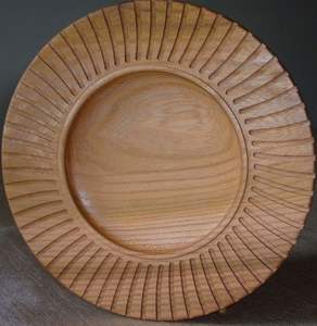 Assiette de présentation ronde en bois massif marron avec motif de vigne sculpté, accessoire décoratif pour table à manger et décoration intérieure - Product Image 5