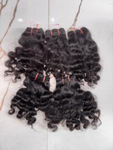 Lots de Cheveux Humains Bouclés 100% Naturels Indiens – Cheveux de Temple Noirs Non Traités en Gros - Product Image 3