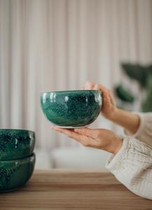 ชามเซรามิกดีไซน์เนอร์เคลือบหยกสีเขียวเข้ม รูปทรงโค้งมนเรียบเนียน ปลอดภัยสำหรับอาหาร แข็งแรงทนทาน เหมาะสำหรับการรับประทานอาหารที่ทันสมัยอย่างมีระดับ - Product Image 3