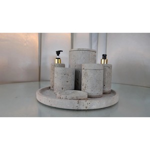 Juego de baño minimalista de cerámica de seis piezas con bandeja redonda, dispensadores de jabón y recipientes, fácil de limpiar. - Product Image 1