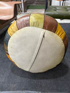 ม้านั่งหนังทำมือและเก้าอี้ออกกำลังกายพร้อมโครงไม้เนื้อแข็ง สำหรับใช้ในห้องรับรอง ห้องนอน และห้องรับประทานอาหาร ราคาขายส่งจากอินเดีย - Product Image 3