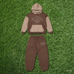 Conjunto de Sudadera con Capucha y Pantalones Jogger Personalizado en Dos Tonos Marrones con Pedrería, de Algodón y Felpa, Estilo Urbano Oversize, Venta al por Mayor OEM - Product Image 6