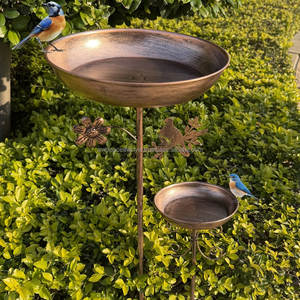 Bain d'oiseaux traditionnel en métal pour jardin extérieur, attirant naturellement les oiseaux, avec base stable et résistant à la rouille. - Product Image 3