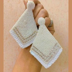 Boucles d'oreilles en perles Kundan brodées de qualité supérieure, bijoux de mariée élégants faits à la main pour les mariages et les soirées - Product Image 1