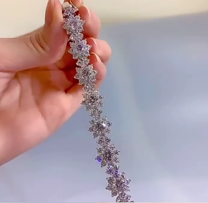 Pulsera con Dijes de Flores y Diamantes Chapada en Oro Blanco, Joyería Fina Chapada en Oro de 14K para Mujer, Regalo para Fiesta - Product Image 1