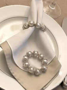 Anneaux de serviette en métal rond perlé argenté, modernes, durables et écologiques pour la décoration de table de banquet de mariage de luxe - Product Image 1
