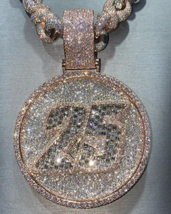 Colgante de Plata 925 con Letra Circular de Moissanita VVS de Dos Tonos, Personalizado con Logotipo y Nombre, Estilo Hip Hop, Joyería Iced Out - Product Image 1