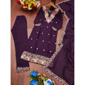 Traje de Mujer de Diseño en Georgette Bordado con Intrincados Trabajos de Lentejuelas - Product Image 5