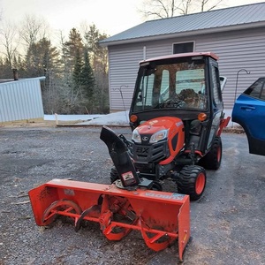 Tractor Kubota de Alto Rendimiento con Quitanieves Diseñado para una Eliminación Eficiente de Nieve con Tecnología de Soplado de Dos Etapas - Product Image 1