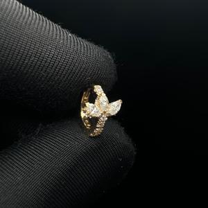 ต่างหูเพชรทรงกลม Serene Lotus ประดับเพชรแล็บโกรว์ ทอง 14K สำหรับเจาะกระดูกอ่อนหูและสวมใส่ในชีวิตประจำวัน - Product Image 4