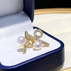 Boucles d'oreilles clous tendance en platine naturelle 18 carats avec perle grise, 11-12 mm, vente en gros du fabricant, cadeau assorti - Product Image 2