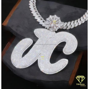 จี้เพชรโมอิสซาไนต์รูปตัวอักษรแบบกำหนดเองจาก Trisha Jewels เงินแท้ 925 ชุบโรเดียม สร้อยคอฮิปฮอปแบบหนา พร้อมโซ่คิวบัน รับรองโดย GIA - Product Image 2