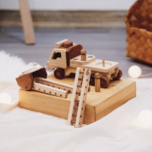 Camion de pompiers en bois de qualité assurée avec échelle et accessoires pour le rangement dans la chambre des enfants - Product Image 3