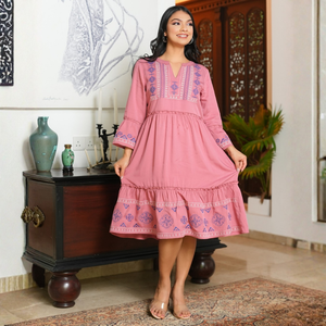 Robe décontractée rose à volants brodés pour femmes - Product Image 4
