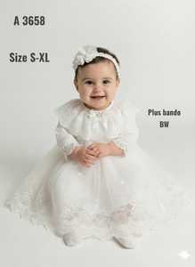 Robe blanche en dentelle respirante et écologique pour enfants, longueur genou, avec détails floraux brodés et bandeau assorti, taille S-XL - Product Image 1