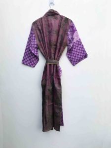 Túnica de seda patchwork de moda para dama de honor, estilo kimono, de sari de seda reciclada, tipo batas y chaquetas, de lujo, larga, con logo frontal, cuello en V y cordón ajustable - Product Image 5