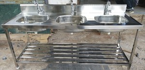 Évier de cuisine commercial en acier inoxydable de qualité supérieure à 3 bacs avec égouttoir pour restaurants et hôtels, disponible à la vente - Product Image 1