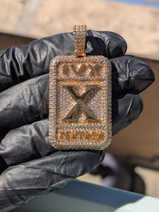 Colgante de Joyería Personalizada de Alta Gama con Diamantes Moissanite y Texto Personalizado - Product Image 1