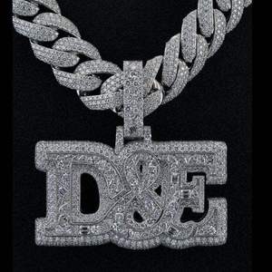 จี้ตัวอักษรแบบกำหนดเองประดับมอสซาไนต์ เงินแท้ S925 เครื่องประดับฮิปฮอป ฝังแบบโมเสก หินทรงบาแกตต์ ทรงกลม และทรงสามเหลี่ยม - Product Image 1