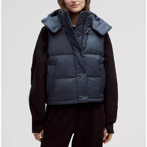 Gilet matelassé court à capuche pour femme, bleu ardoise, avec capuche amovible, rabat coupe-vent boutonné et grands compartiments matelassés, sans manches, vente en gros - Product Image 1