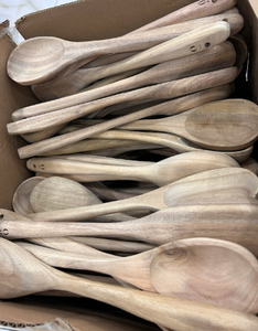 Espátula ranurada de madera vietnamita hecha a mano con madera natural para freír, voltear, revolver y preparar en la cocina a diario. - Product Image 5