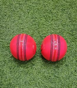 Pelotas de Cricket Cosidas a Máquina en Colores Rojo, Blanco y Rosa - Product Image 2