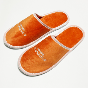 Chaussons d'hôtel jetables écologiques orange personnalisés avec broderie de logo, design à bout fermé, confortables et doux pour la salle de bain et les voyages - Product Image 1