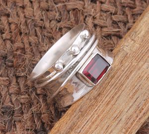 แหวนเงินแท้ 925 ประดับพลอยโกเมนสีแดงธรรมชาติแบบจุด ดีไซน์หมุนได้ ของขวัญวันเกิดเดือนมกราคม เครื่องประดับวินเทจ แหวนหมุนได้ สั่งทำได้ ขายส่ง - Product Image 6