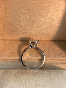 Bague de fiançailles élégante en or blanc 14 carats avec diamant solitaire de laboratoire de 2 carats, taille coussin, couleur E, pureté VVS2, certifié IGI, pour femme - Product Image 4