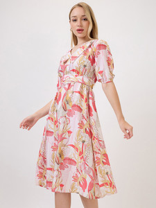 Vestido Midi Acampanado de Georgette con Estampado Tropical Rosa, Ecológico, Cintura Natural, Cuello en V, Mangas Cortas y Dobladillo Acampanado - Product Image 3