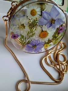 กระเป๋าคลัทช์เรซิ่นรูปหัวใจประดับดอกไม้จริง: กระเป๋าถือดอกไม้ทำมือ - Product Image 2