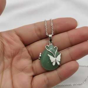 จี้รูปผีเสื้ออะเวนเจอรีนสีเขียวจาก NIKHIL GEMS ประดับพลอยทรงหยดน้ำ ตัวเรือนสีเงิน สไตล์วินเทจ เหมาะสำหรับเป็นของขวัญหมั้น ของขวัญสำหรับทุกเพศ  ผลิตโดยผู้ผลิตอิสระ - Product Image 3