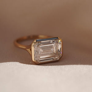 Anillo de Compromiso Solitario con Diamante Cultivado en Laboratorio de Corte Esmeralda de 2 Quilates, con Engaste de Bisel, Certificado IGI, Anillo Personalizado de Oro y Plata - Product Image 4