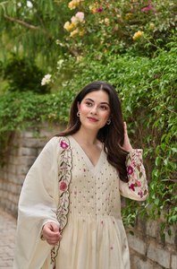Magnifique ensemble Salwar Kameez en soie Chanderi lourde avec haut, pantalon et dupatta, entièrement brodé à la main, col entièrement orné, séchage rapide, idéal pour les soirées et occasions formelles pour femmes - Product Image 2