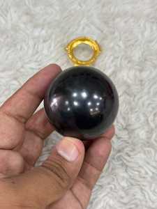 Esfera de cristal de shungita elaborada con piedra mineral natural, con ricos tonos de grafito, acabado redondeado y brillo subtil. - Product Image 3