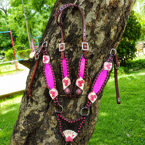 Ensemble de têtière et de peitorale pour cheval en cuir western rose de qualité supérieure avec conchos anciens et motif de cartes de poker, fait main - Product Image 1