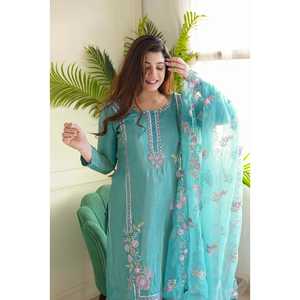 Ensemble de vêtements de fête pour femmes de créateur avec fil à broder et paillettes - Product Image 4