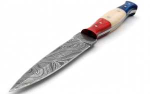 Cuchillo de Camping Hecho a Mano con Acero de Damasco, Mango de Resina Rojo, Blanco y Azul, Hoja Fija - Product Image 4
