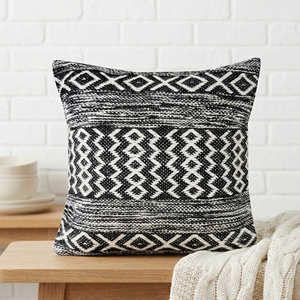 Funda de cojín tejida a mano con diseño geométrico en blanco y negro de 45 × 45 cm, patrón de diamantes tribales, texturizada, estilo bohemio. - Product Image 2