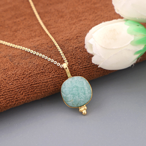 Collar de piedras semipreciosas, amazonita natural, cuarzo cereza, colgante floral tallado a mano, engaste con bisel chapado en oro de 18k. - Product Image 2