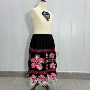 Jupe midi noire en gros avec broderie florale Hibiscus polynésien, taille haute, bande élastique, style ethnique tribal hawaïen, avec garniture en dentelle - Product Image 4