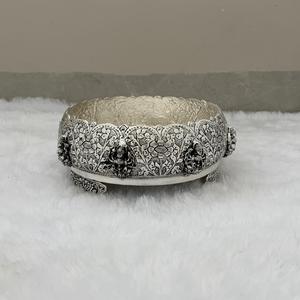 Petite Urli Ashtalakshmi à motifs floraux sculptés avec soin - Product Image 4