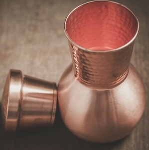 Jarra Artesanal de Cobre de Lujo para Bodas, con Tapa Metálica, Duradera y Portátil - Product Image 2