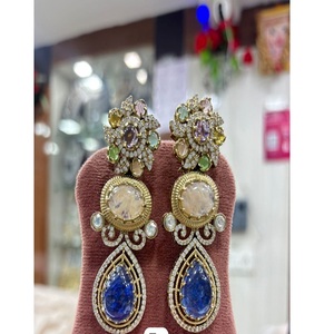 Magnifiques Boucles d'Oreilles Tendance en Laiton Plaqué Or avec Breloques Moissanite pour Femme – Collection Festive Mariage – Style Traditionnel de Créateur - Product Image 1