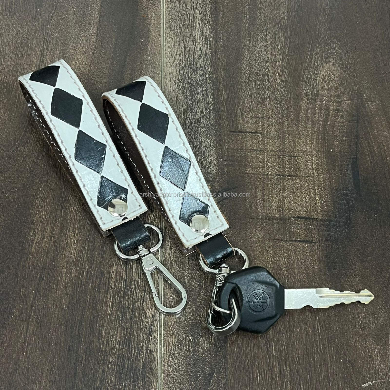 À carreaux noirs et blancs